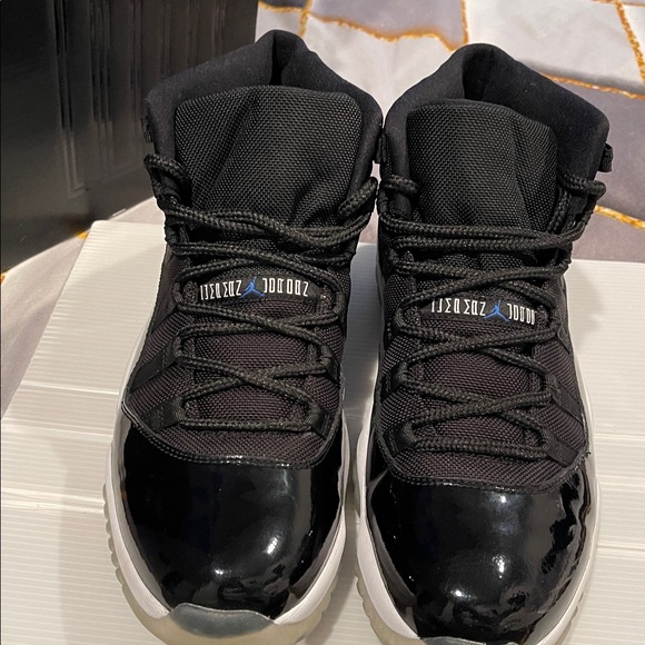 Men Air Jordon 11 Retro. Black white varsity blue. Worn in a photo shoot box’ - Picture 5 of 11